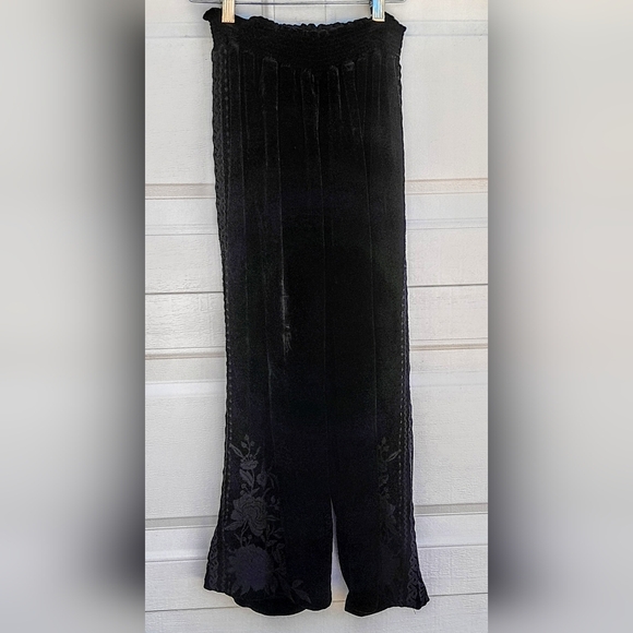SOLD- Johnny Was JW Los Angeles Black Velvet Embroidered CAPRI- Size MEDIUM - Picture 4 of 8